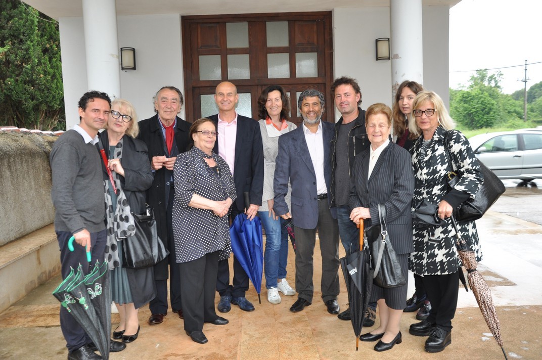 u sredini Laura Levi Tomizza, gradonačelnik Umaga Vili Bassanese, predsjednica Zajednice Talijana i zamjenica gradonačenika Floriana Bassanese Radin i maestro Lo Pinto